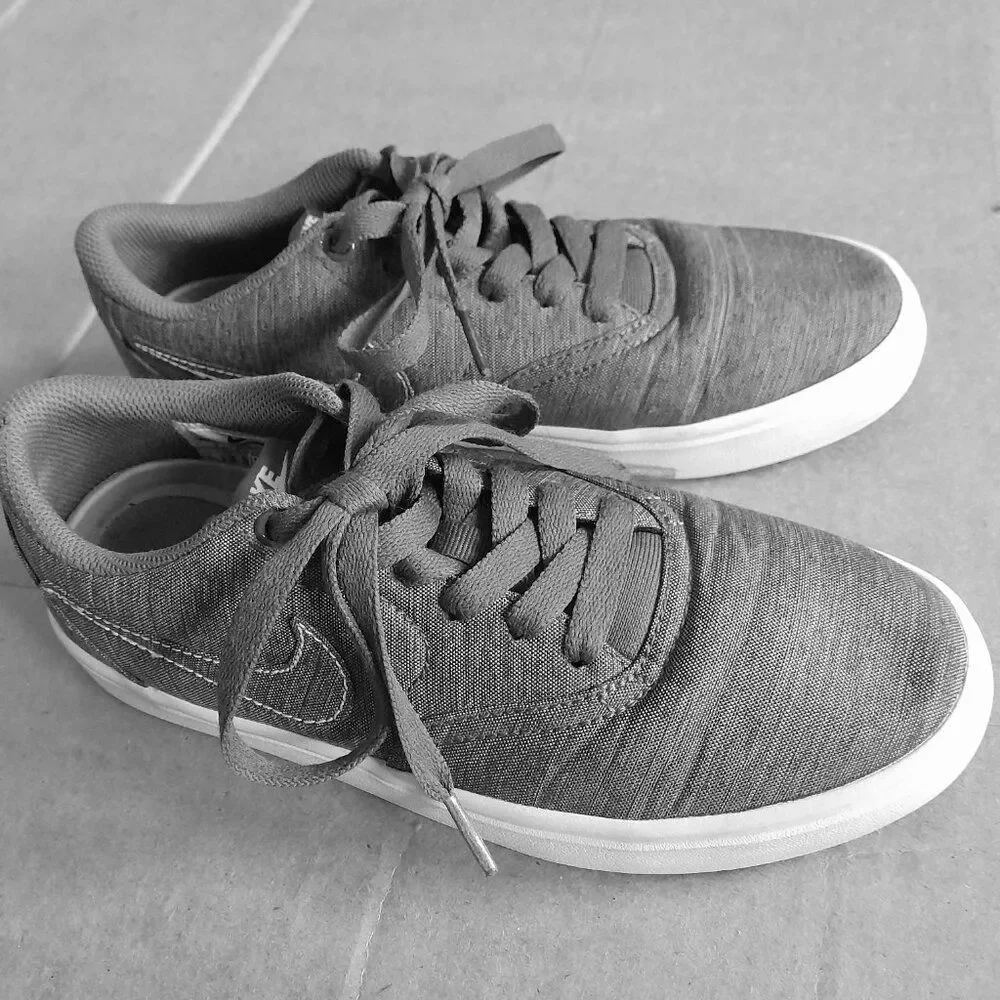 Nike SB Check Solar Soft Women’s Gray Running Sneakers Size 6